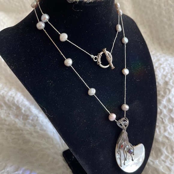 Beautiful design :  mother shell necklace with freshwater pearl chain - Picture 2 of 3